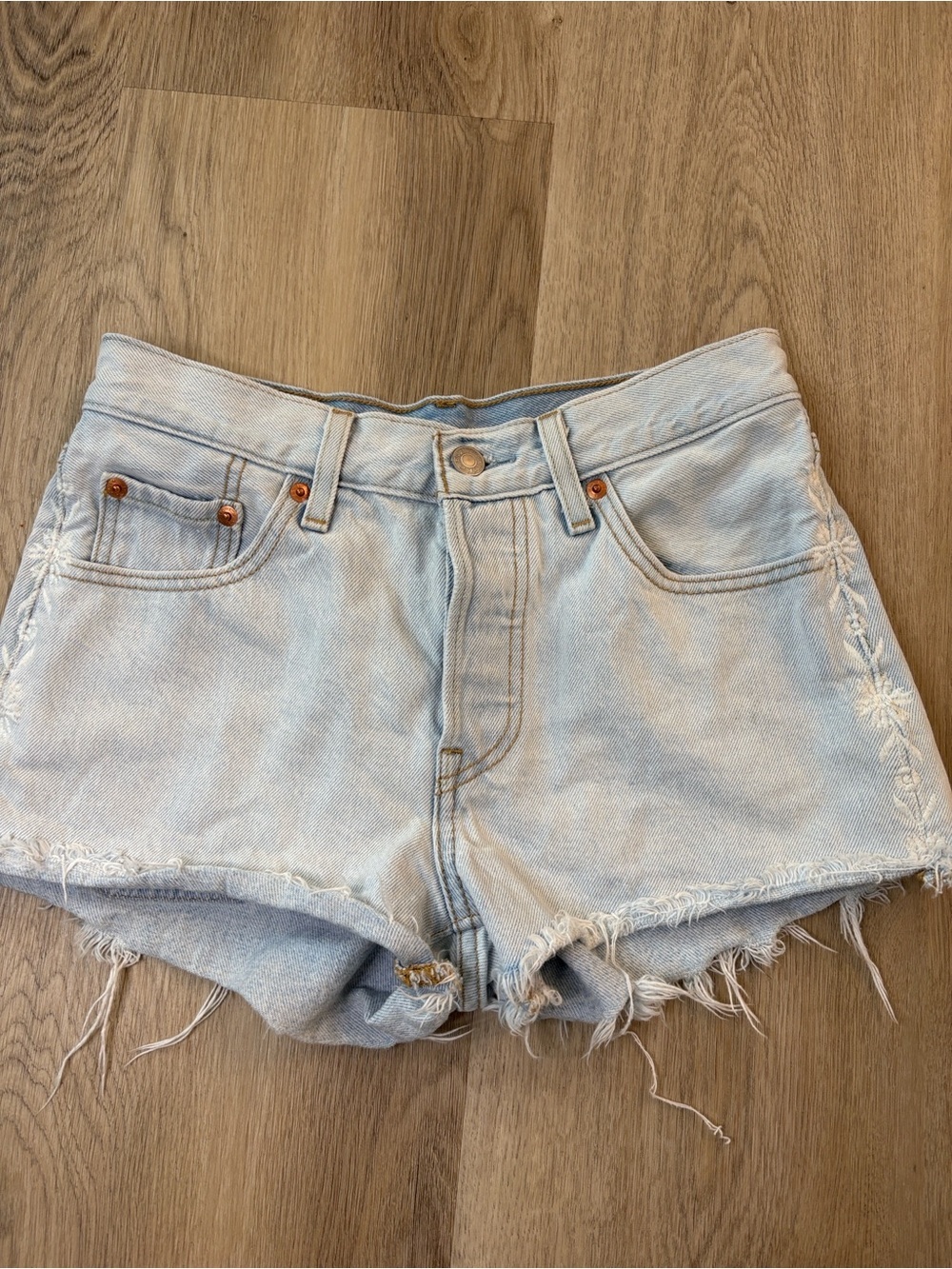 Levi’s 501 High Rise Floral Embroidered Denim Shorts 🌸 Size 25 light wash summer